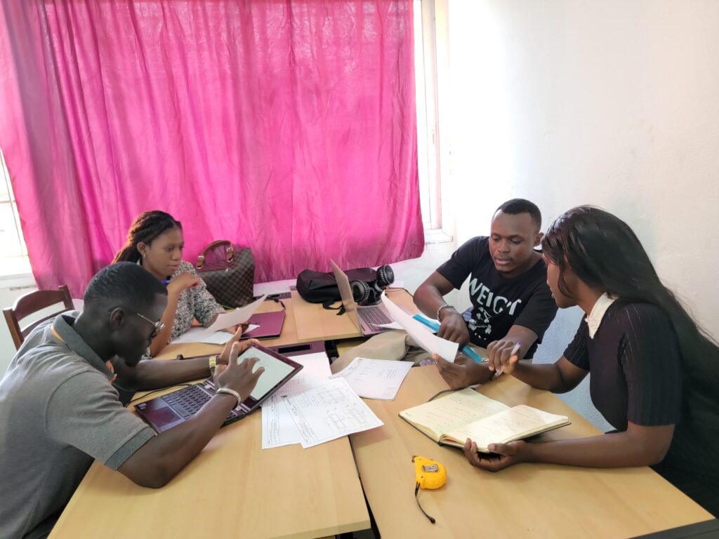 Etudiants travaillant en groupe