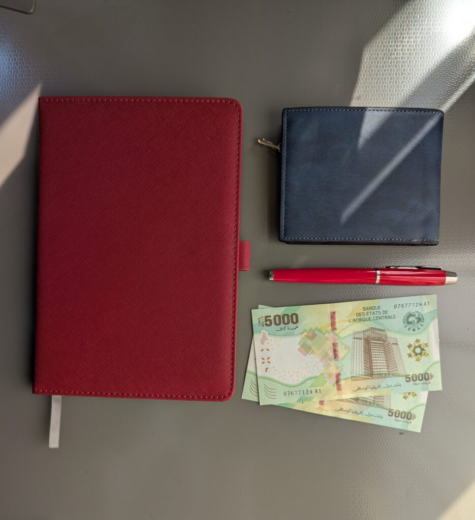 Bloc note, stylo, porte feuilles, billets de banque
