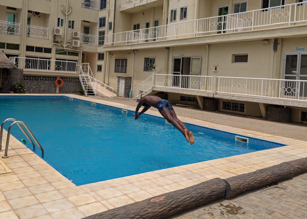 Plongeon dans une piscine