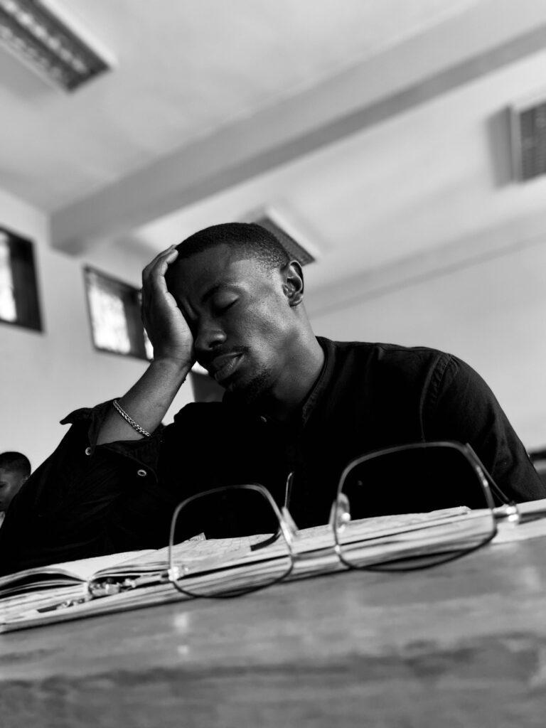 Un jeune homme perturbé par ses pensées