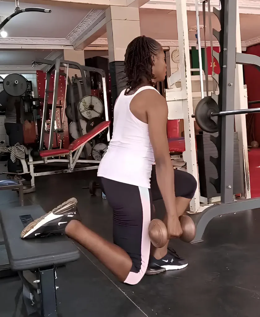 Femme entrain de faire des squats