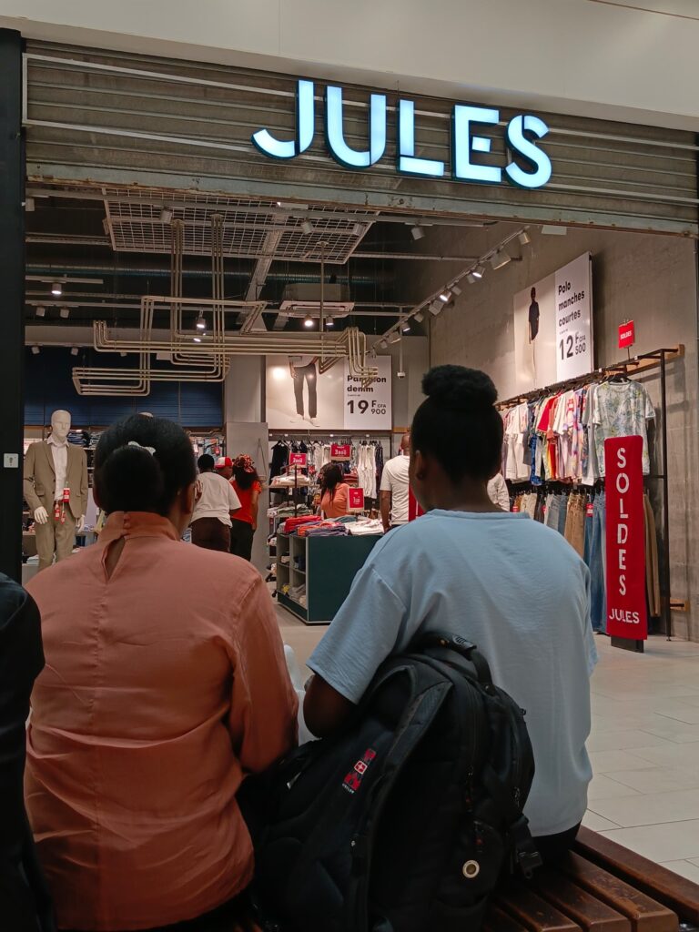Deux amies dans un prêt à porter à Yaoundé