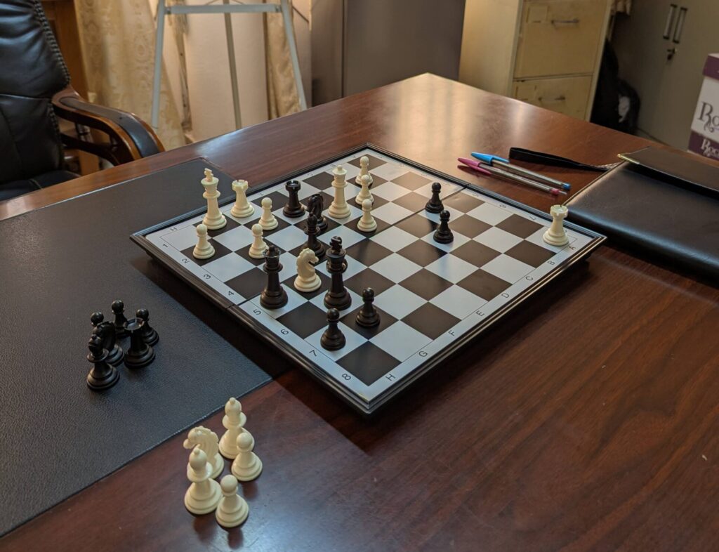 Les blancs semblent avoir une perspective de gains faciles. Alors que chacune de ces options conduit à une victoire des noirs. Reconstitution d'une partie de 1994. Nlongkak, Yaoundé