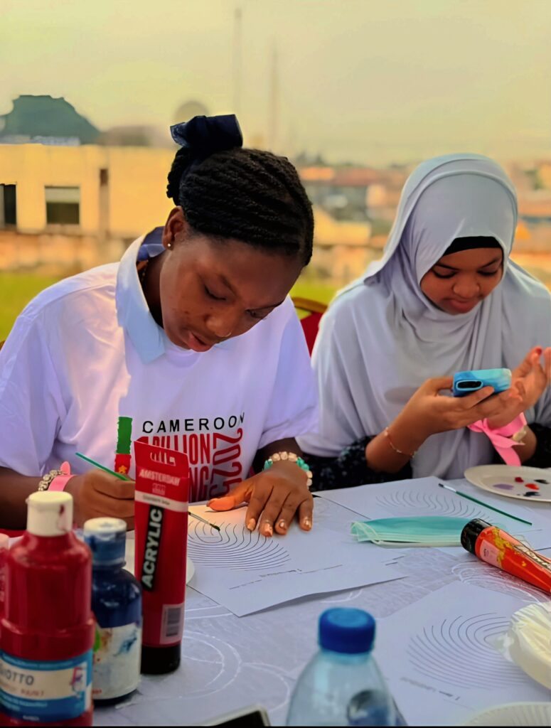 Deux amies au Cameroon One Billion Rising 2025.