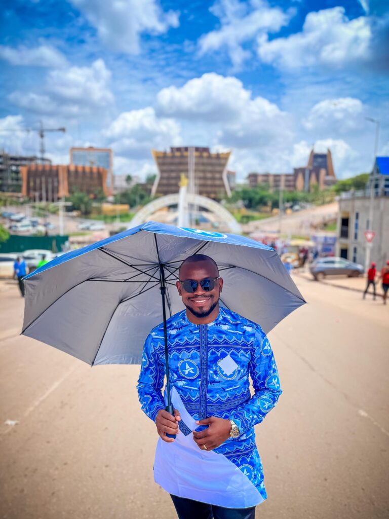 Un cadre de l'Autorité Aéronautique du Cameroun, au boulevard du 20 mai pour la défilé de la fête du travail 2025